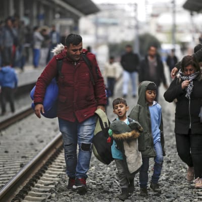 Frustrerade flyktingfamiljer blockerade järnvägsspår vid järnvägsspår vid järnvägsstationen Larissa i Aten på fredag eftermiddag, då ryktena om öppnad gräns visade sig falska. 