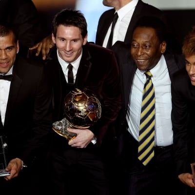 Keskellä Lionel Messi ja futislegenda Pele. Kuva on Fifan Ballon d'Orista vuodelta 2011. 