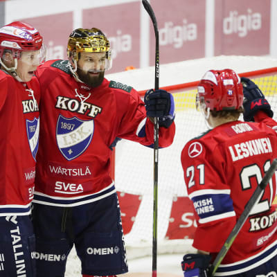Jere Sallinen, Otto Paajanen och Ville Leskinen firar ett mål.
