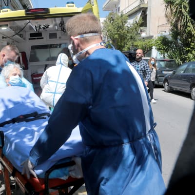 Ambulanspersonal transporterade en coronapatient från en privat klinik till ett sjukhus i Aten den 24 april. 