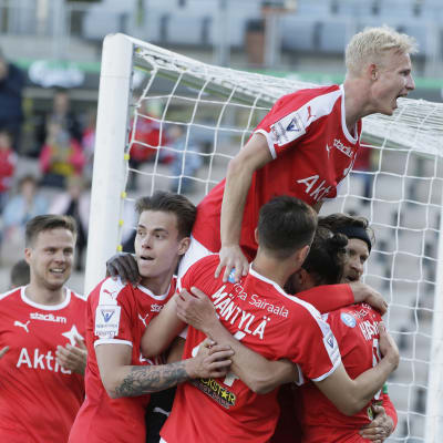 HIFK firar ett mål.