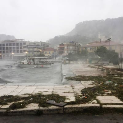 Myrsky iskee Ianosin kaupunkiin Zakynthosin saarella Kreikassa. 