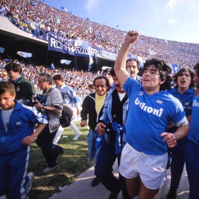 Diego Maradona firar Napolis Serie A-titel år 1987.