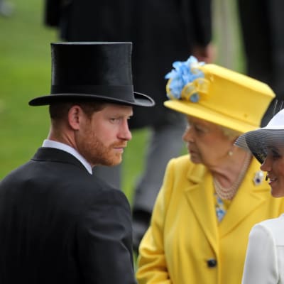 Sussexin herttuapari ja kuningatar Elisabet Ascotissa kesäkuussa 2018.