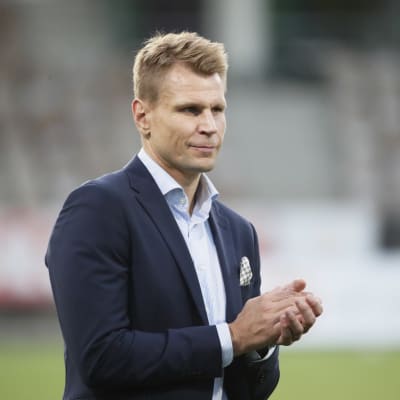 HJK:n päävalmentaja Toni Koskela taputtaa.