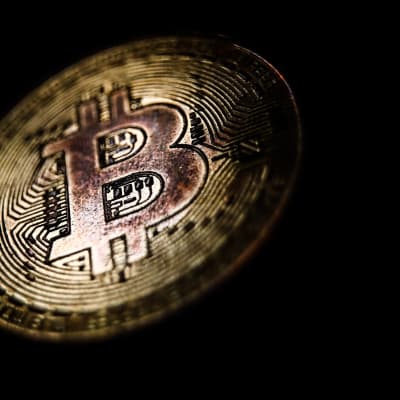 Bitcoin mot en svart bakgrund.