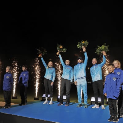 Wilma Murto, Kristiina Mäkelä, Lassi Etelätalo och Topi Raitanen på podiet på Olympiastadion.