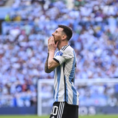 Lionel Messi håller för munnen.