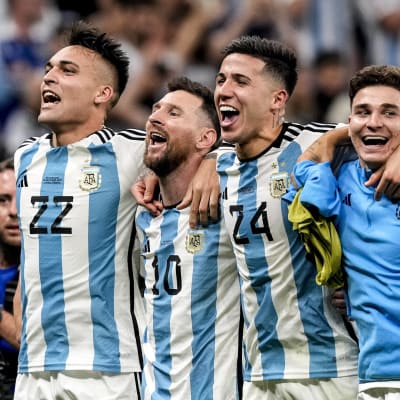 Argentinska spelare firar.
