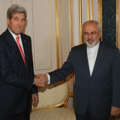 USA:s utrikesminister John Kerry och Irans utrikesminister Mohammad Javad Zarif skakar hand under mötet om irans kärnpolitik i Wien.