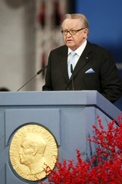 President Martti Ahtisaari håller tal på Nobelfesten