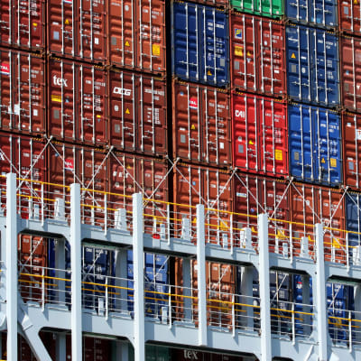 Containrar i olika färger staplade intill och ovanpå varandra ombord på containerfartyget OOCL Hong Kong, som med plats för över 21 000 containrar är världens största av sitt slag.