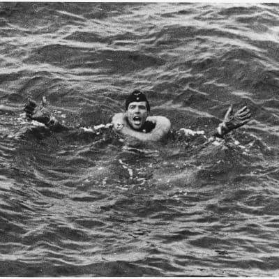 En tysk marinsoldat efter att tyskens u-båt sänkts av ett amerikanskt skepp.