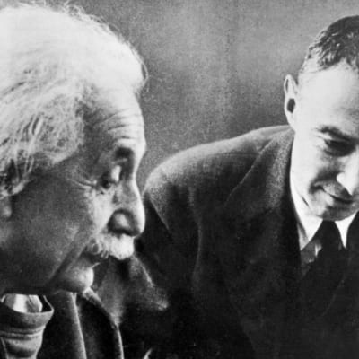 Fyysikot Albert Einstein ja Robert Oppenheimer