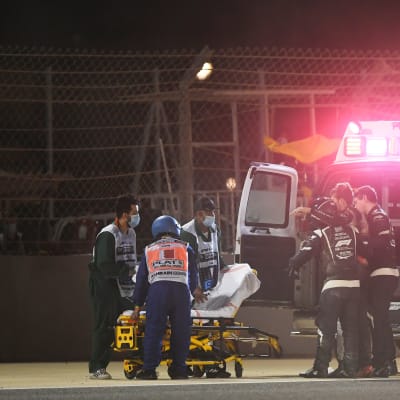 Romain Grosjean vietiin onnettomuutensa jälkeen ambulanssilla sairaalaan. 