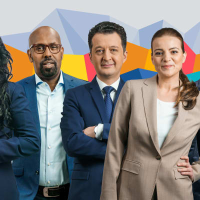 På bilden programledarna för de flerspråkiga valdebatterna. På bilden från vänster Esraa Ismaeel, Wali Hashi, Levan Tvaltvadze, Zena Iovino och Tuukka Lukinmaa. De är alla klädda i byxdräkt och ler mot kameran.
