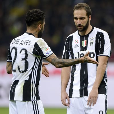 Dani Alves och Gonzalo Higuains gemensamma dagar i Juventus tycks vara räknade.