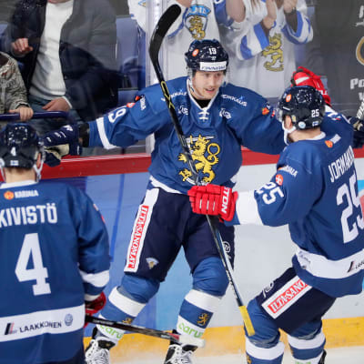Veli-Matti Savinainen och Pekka Jormakka firar mål