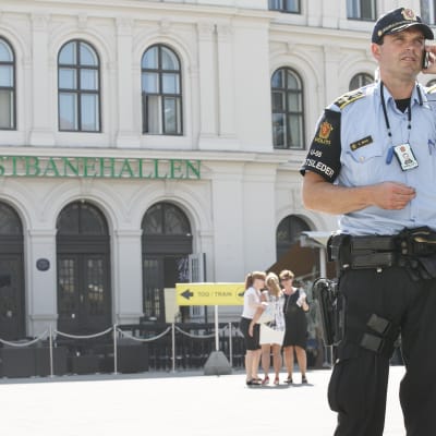En beväpnad polis utanför järnvägsstationen i Oslo.