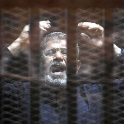 Mohammed Morsi i de åtalades bås i rätten i Kairo.