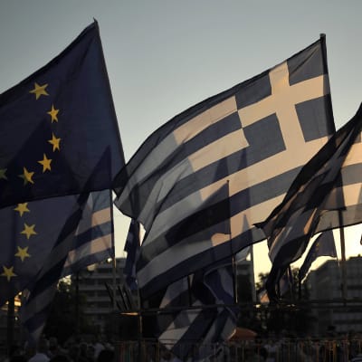 EU:s och Greklands flagga.