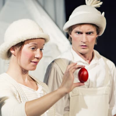 Lurvis (Julia Johansson) och Rynkel (Jakob Johansson) förundras över det röda ägget.