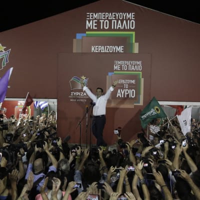 Alexis Tsipras och Syriza-anhängare firar efter segern i parlamentsvalet 20.9.2015.