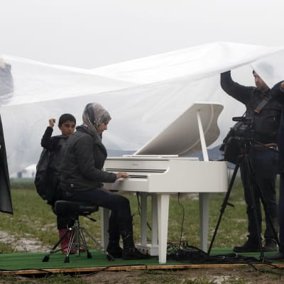Ai Weiwei tog med sig ett piano till ett flyktingläger på gränsen mellan Makedonien och Grekland.