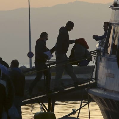 Grekland skickar tillbaka illegala flyktingar till Turkiet från ön Lesbos.