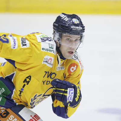 Turo Asplund spelar ligahockey för Rauman Lukko.