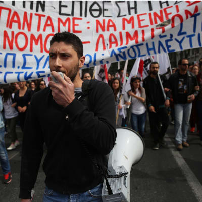 Greker demonstrerar mot reformerna i Aten den 8 maj 2016.