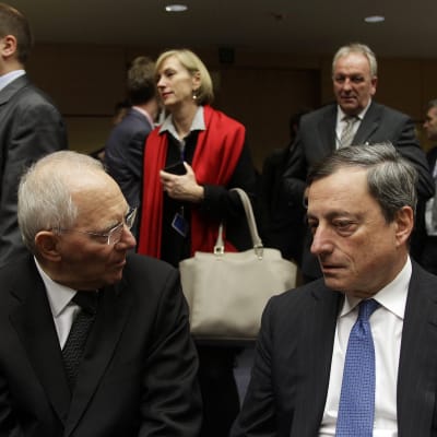 Tysklands finansminister Wolfgang Schäuble och ECB:s chef Mario Draghi diskuterar Greklandskrisen