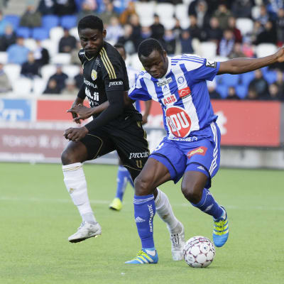 Taye Taiwo och Ariel "Tuco" Nguekam kämpar om bollen i en ligamatch i april 2016.