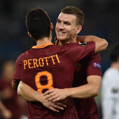 AS Romas Edin Dzeko och Diego Perotti kramar om varandra.