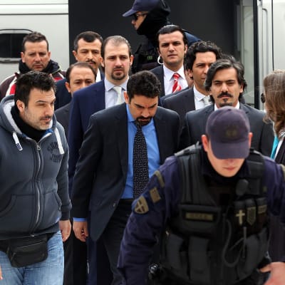 De åtta avhoppade turkiska officderarna ledsagas av polis utanför högsta domstolen i Aten 26.1.2017