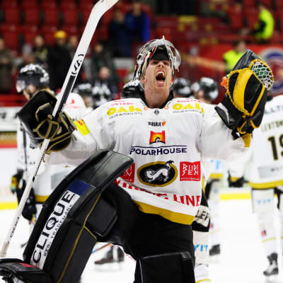 Kärpäts målvakt Jussi Rynnäs firar.