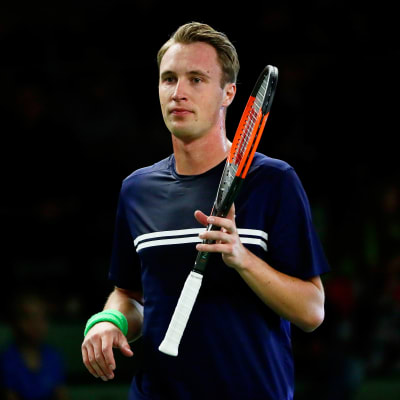 Henri Kontinen med en racket i handen.