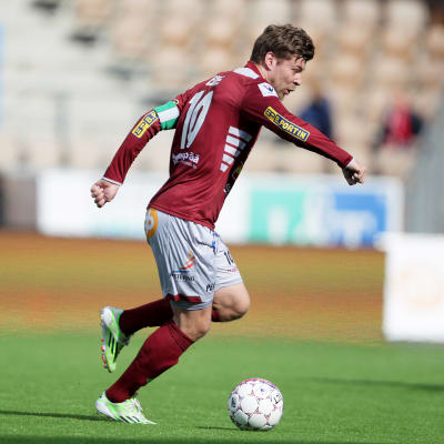 Jonas Emet med bollen