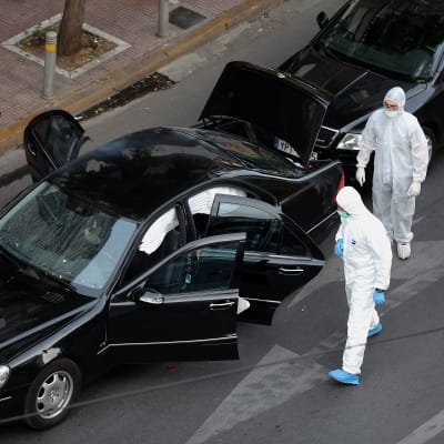 Poliser undersöker den bil där bomben hittades