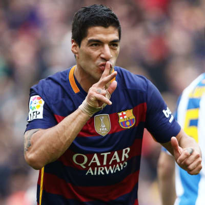 Luis Suarez med ett finger framför munnen.