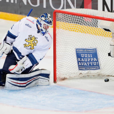Mikko Koskinen släpper in 0-1 målet mot Ryssland i Helsingfors.