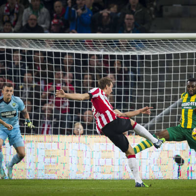 ADO Den Haags målvakt Martin Hansen släppte in två mål mot PSV Eindhoven men stod själv för en osannolik kvittering.