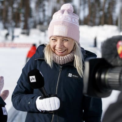 Kaisa Mäkäräinen i studiosnack med Nina Vanhatalo.