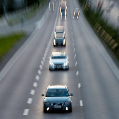 Liikennettä Länsiväylällä Lauttasaaren kohdalla.