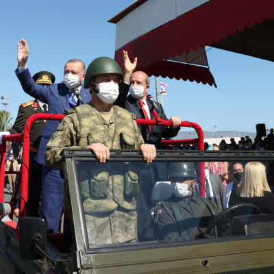 PResidentti Erdogan heiluttaa kansalaisille jeepistä.