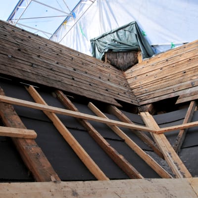 Kvevlax kyrkas tak restaureras