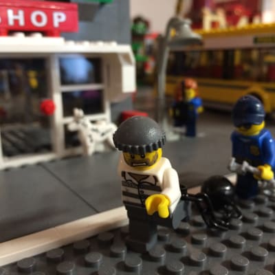 Lego-tjuv rymmer.