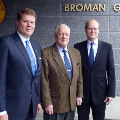 Broman Groupin toimitusjohtaja Harri Broman (vas.), kauppaneuvos Väinö H. Broman ja hallituksen puheenjohtaja Eero Broman.