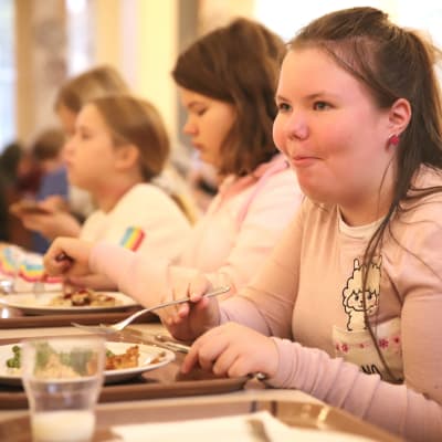 Koululaiset maistavat hyönteisruokaa Porissa.