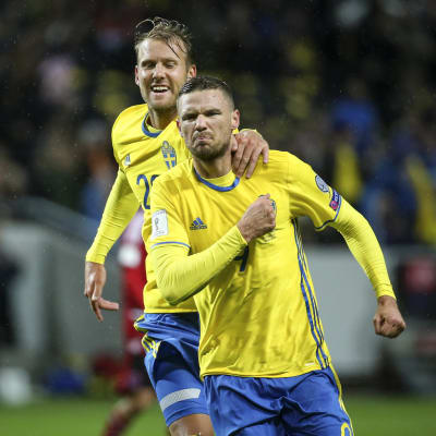 Ola Toivonen och Marcus Berg firar.